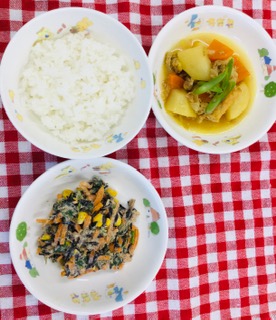 7/28　ご飯　カレー肉じゃが　鉄分たっぷりサラダ