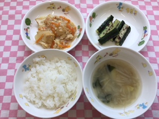 7/16　ご飯　みそ汁　厚揚げのそぼろあん　きゅうりのゆかり和え