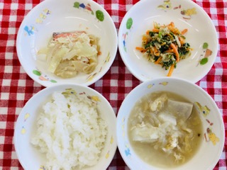 5/11　ご飯  みそ汁  鮭の酒蒸し  ほうれん草の塩ごま和え