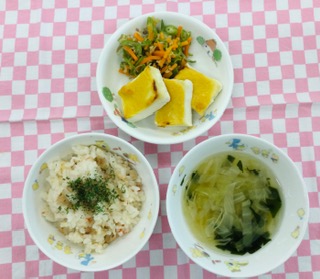 8/18　トマトごはん　すまし汁　豆腐のコーンみそ焼き　いんげんのツナ和え