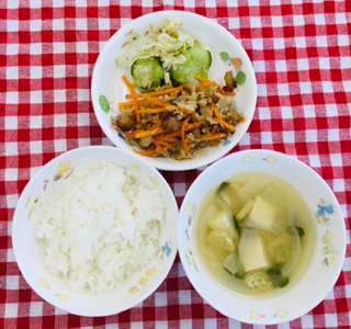 8/15　ご飯　みそ汁　豚肉の香味焼き　キャベツのごま酢