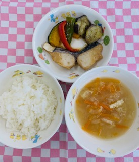 6/17　ご飯  みそ汁  さわらの煮つけと焼き野菜