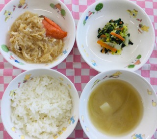 2/20　ご飯　　みそ汁　鮭と切干大根のあんかけ　野菜の塩ごま和え