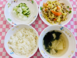 2/5　ご飯　じゃが芋のスープ　豚肉とキャベツの味噌炒め　大根の甘酢漬け