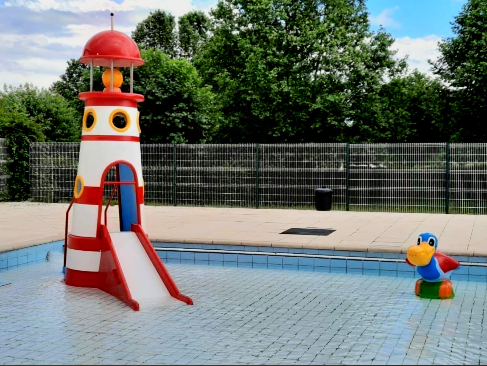 Piscine avec restaurant au bord de Saône