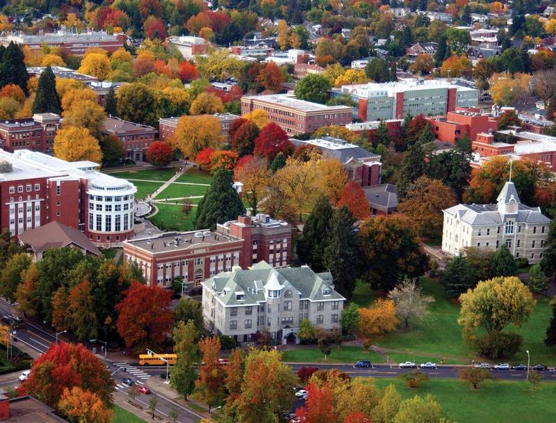 Blick auf den Campus der Oregon State University im Herbst