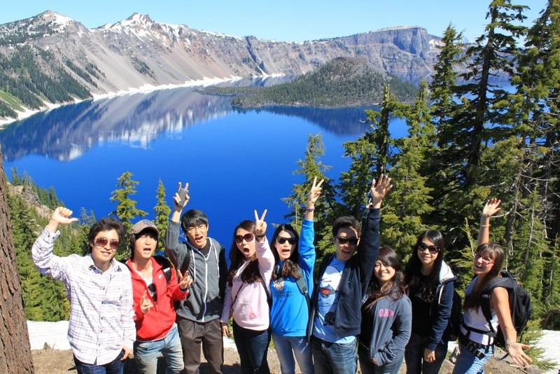 Studenten in Oregon mit Blick auf einen See und Berge