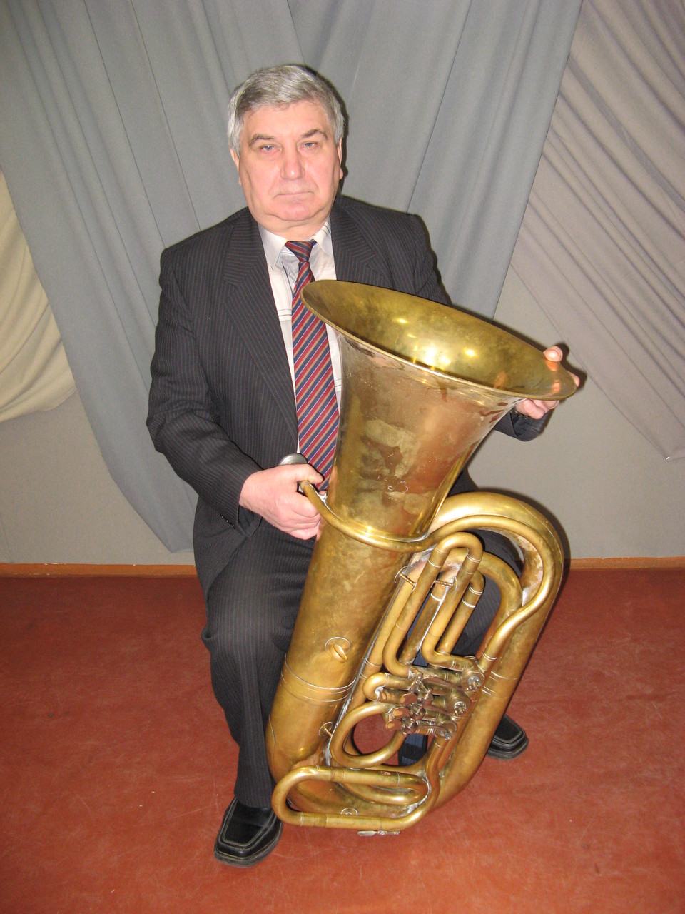 Микола Сернюк  - викладач по класу духових інструментів, викладач вищої категорії, старший викладач.