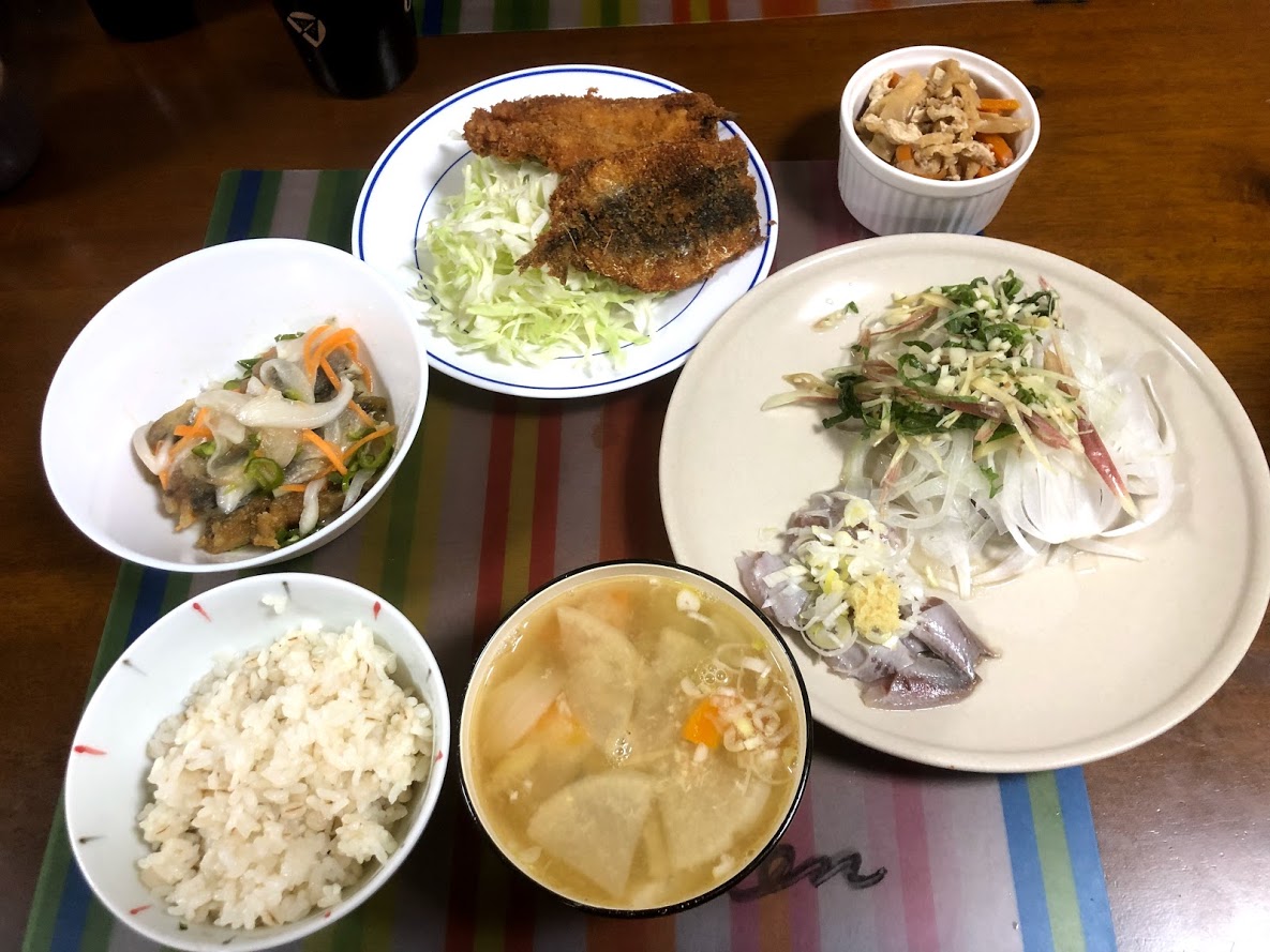 6月7日金曜日、Ohana夕食「いわしフライ、豆鯵のマリネ、かつおののっけ盛り、イワシの刺身、たけのこ煮、ご飯」