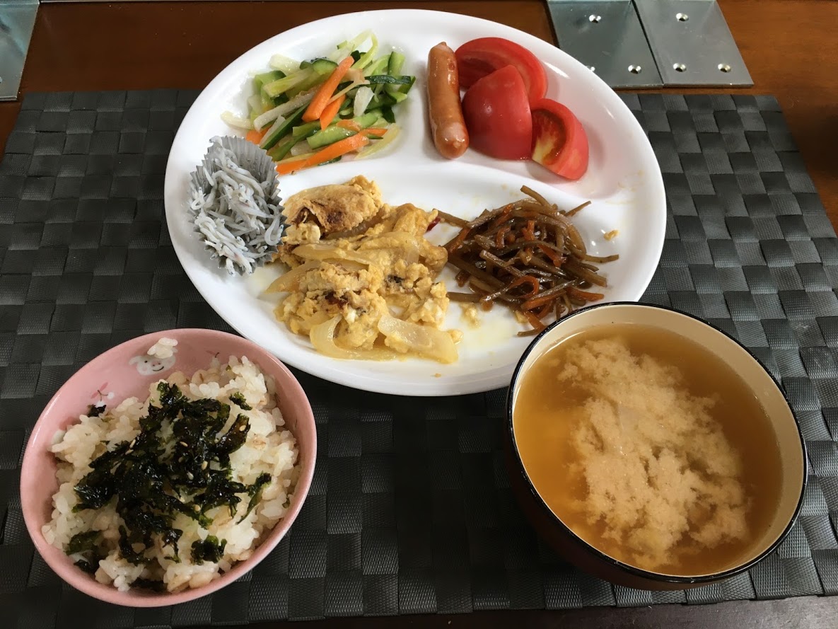 7月5日日曜日、Ohana朝食「玉葱お油揚げの玉子とじ、きんぴらごぼう、サラダ（セロリ、人参、きゅうり）、ウインナー、トマト、しらす干し、みそ汁」