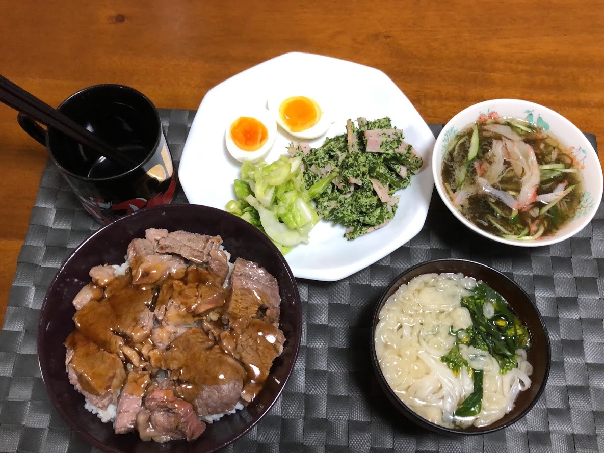 3月28日土曜日、Ohana夕食「ビフテキ丼、ブロッコリーとハムのサラダ、もずく酢、ゆで卵、キャベツ塩ダレ、うどん少々」