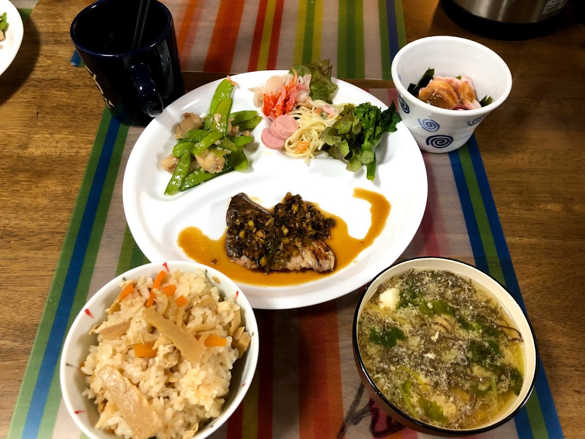 5月12日日曜日、Ohana夕食「ぶり香味ステーキ、イカとわかめの酢味噌和え、さやえんどうと鶏肉炒め、サラダ（レタス、スパサラ）、タケノコご飯、味噌汁」
