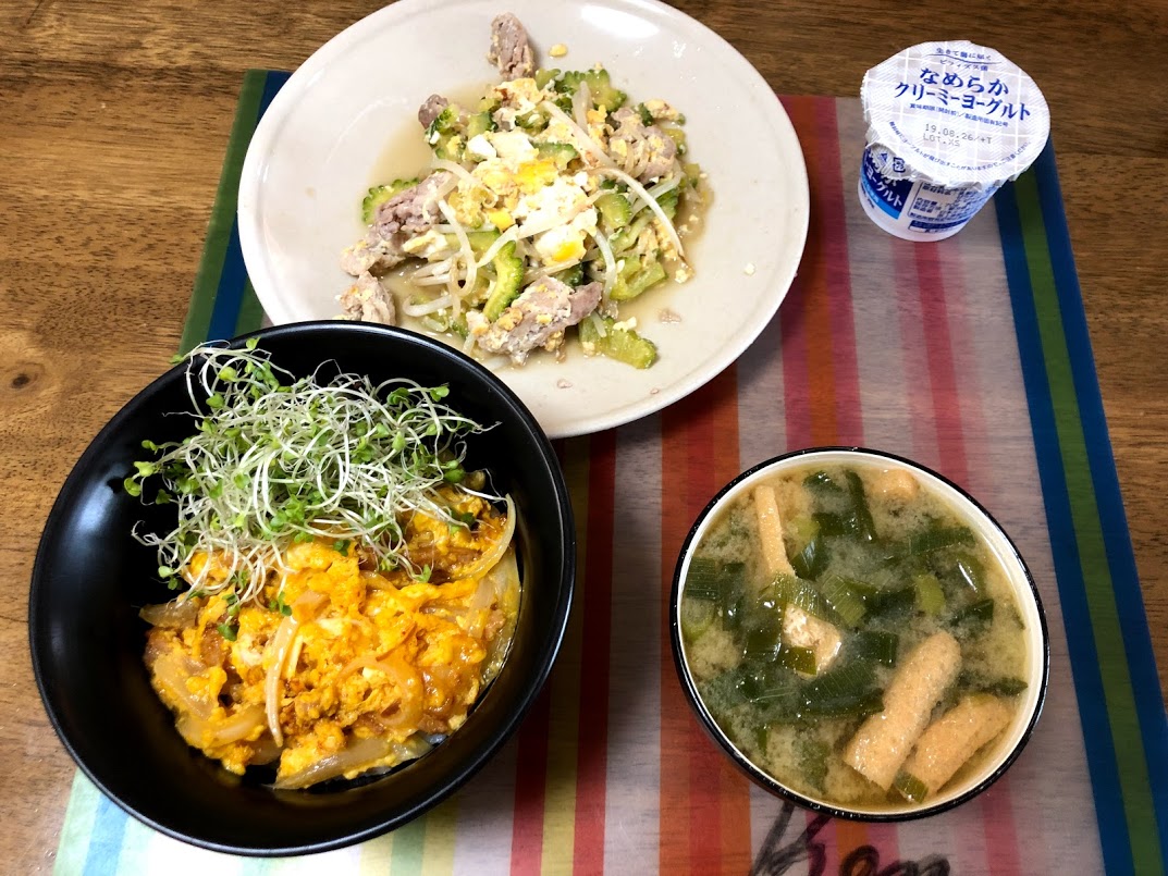 8月14日水曜日、Ohana朝食「ゴーヤチャンプルー、親子丼、味噌汁（ねぎ、油揚げ）、ヨーグルト」