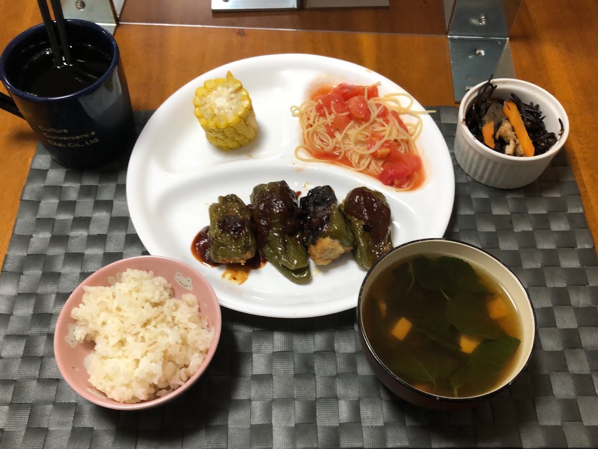 7月9日木曜日、Ohana夕食「ピーマンの肉詰め、ゆでとうもろこし、冷製トマトパスタ、ひじき煮、モロヘイヤと豆腐のすまし汁」