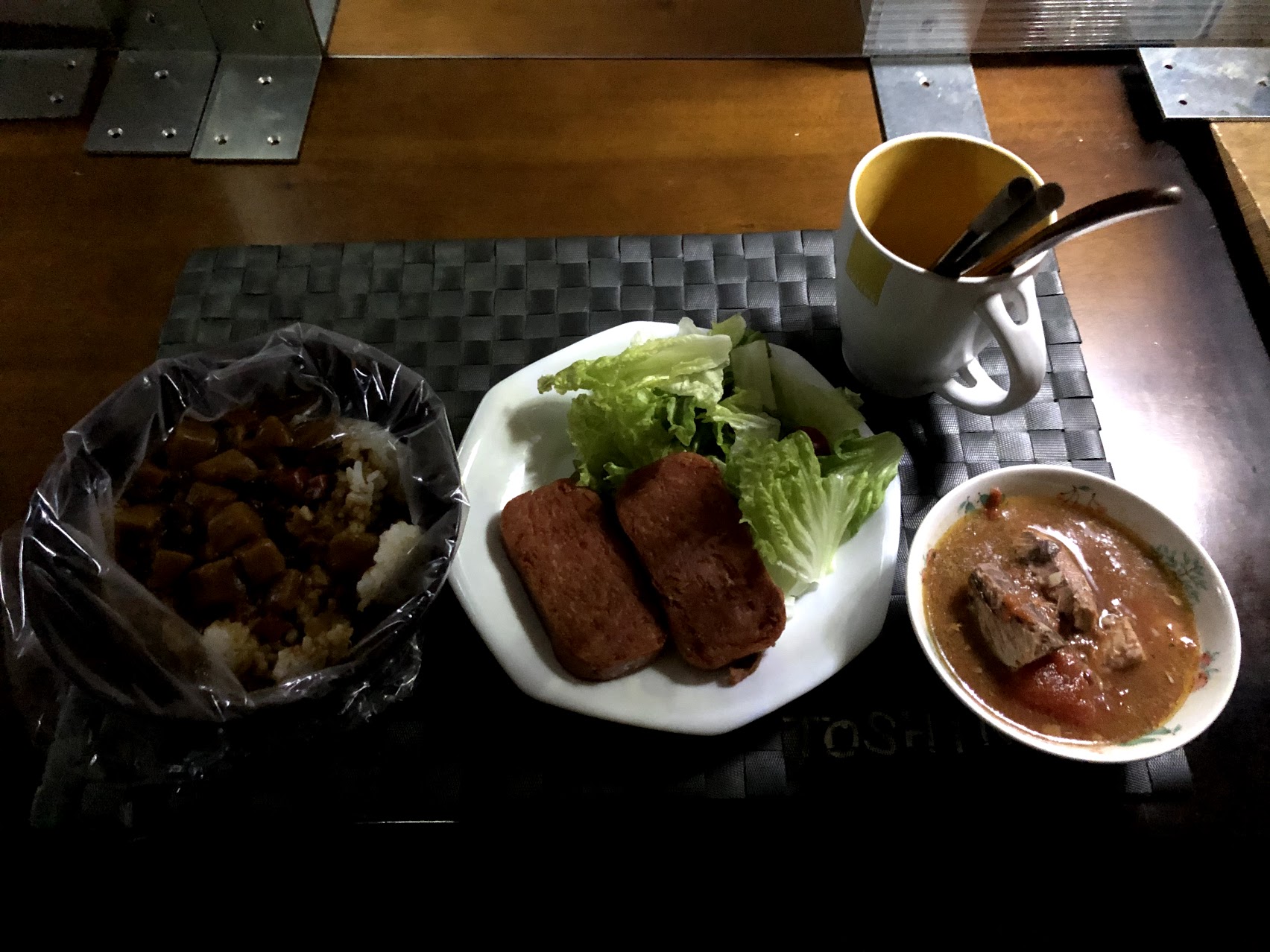 3月11日木曜日、Ohana夕食（災害食）「レトルトカレー、炊飯袋の白米、炊飯袋の鯖トマト煮、スパム、レタス」