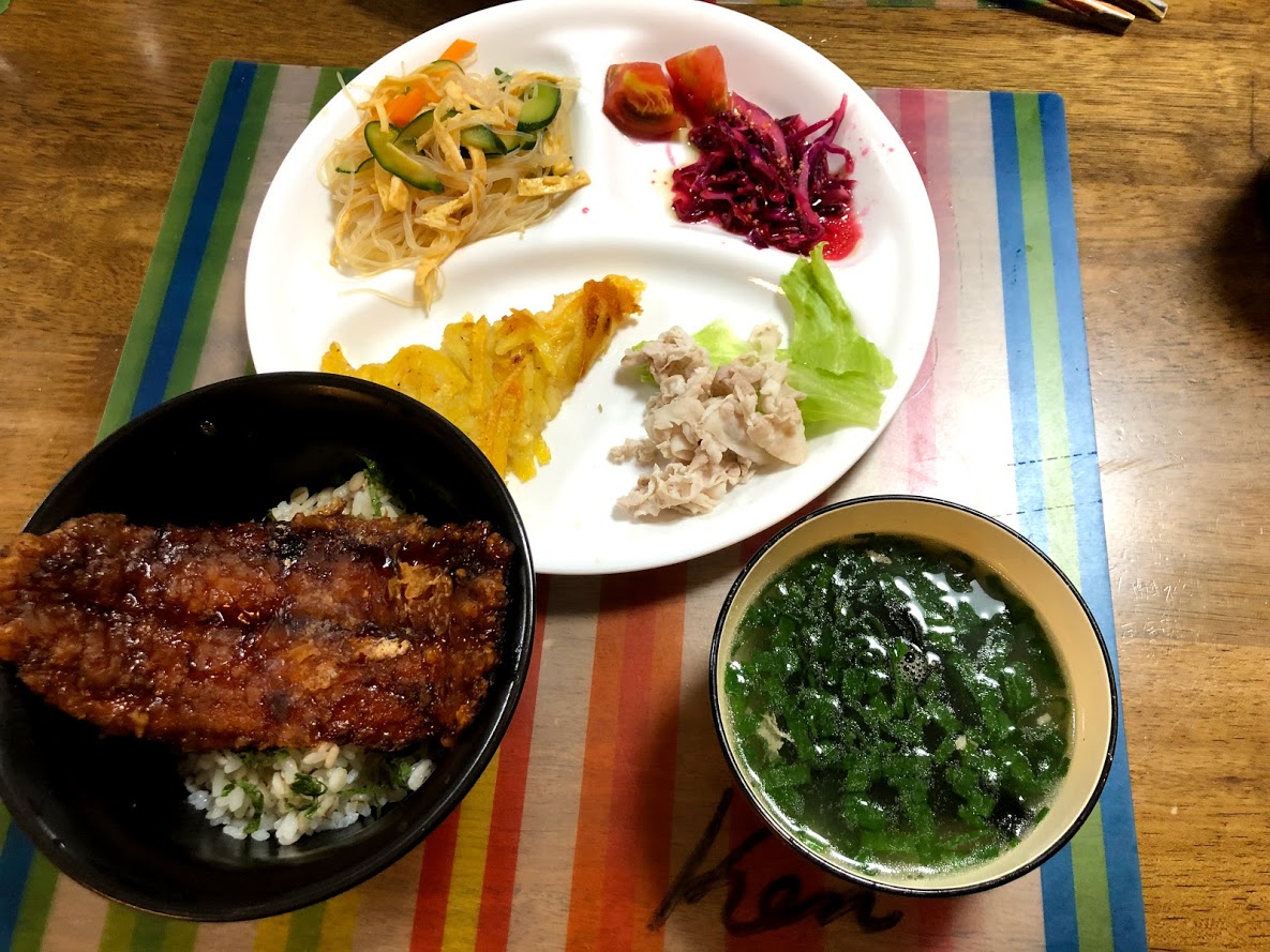 7月16日火曜日、Ohana夕食「サンマの蒲焼丼、豚冷しゃぶ、春雨サラダ、青キャベツの千切り漬け、トマト、ネギとしょうがスープ」