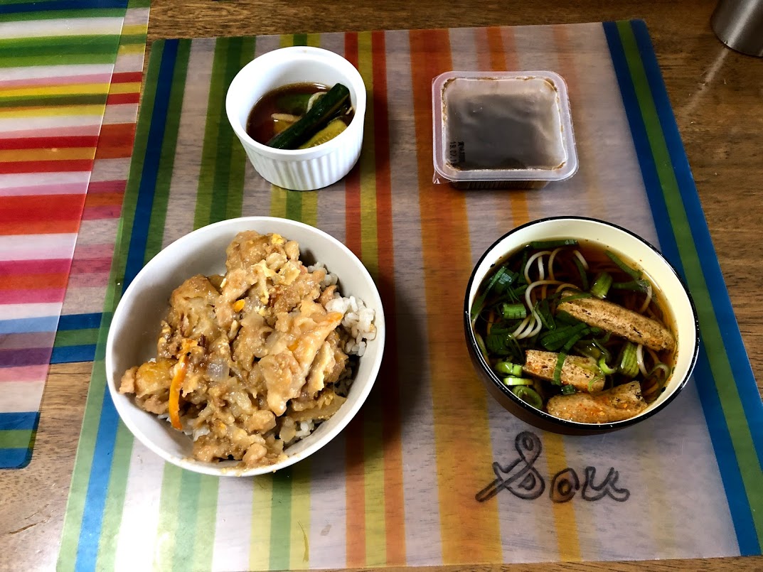 8月6日火曜日、Ohana朝食「天丼、きざみそば、きゅうりオニオンピクルス、もずく酢」
