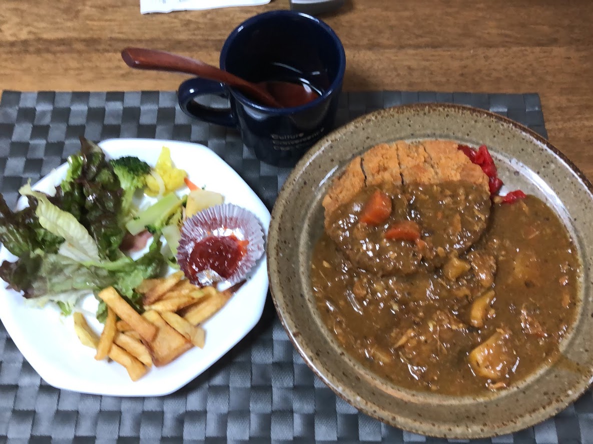 1月11日土曜日、Ohana夕食「カレー（鶏肉、鯖缶、玉ねぎ、人参、じゃがいも）、メンチカツ、フライドポエテト、サラダ（サニーレタス）」