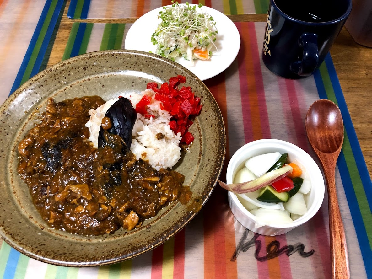 6月24日月曜日、Ohana朝食「チキンカレー、茄子揚げトッピング、ピクルス」