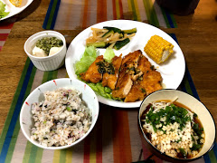7月12日金曜日、Ohana夕食「油淋鶏、レタス添え、ゆでとうもろこし、きゅうりの中華風漬物、だしかけ冷奴、ふりかけご飯、冷麦」