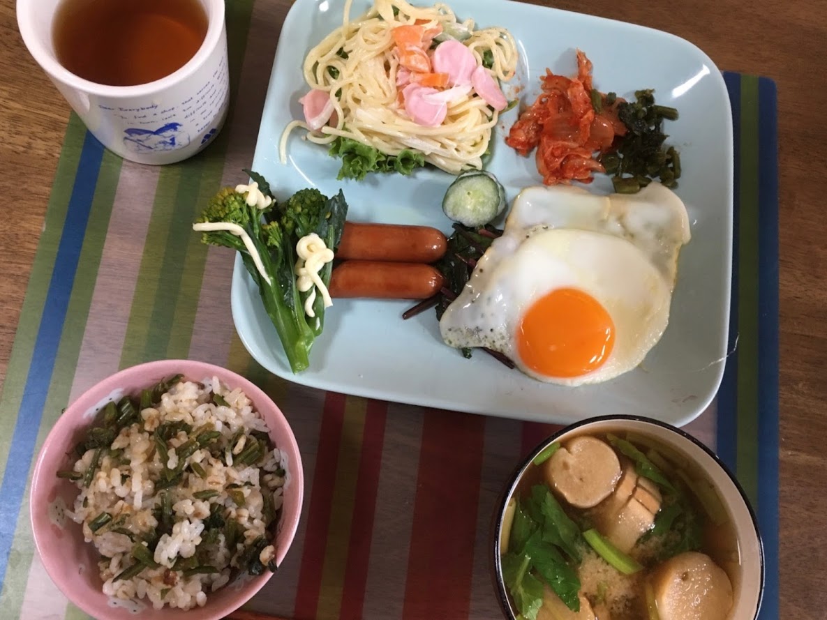 5月12日日曜日、Ohana朝食「目玉焼き、ウインナーとほうれん草のソテー、スパサラ、からし菜の漬物、キムチ、味噌汁、ご飯」