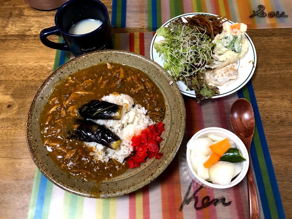 6月23日日曜日、Ohana夕食「チキンカレー、茄子揚げトッピング、鶏ハムサラダ（サニーレタス、スーパーブロッコリースプラウト）きんぴらごぼう、玉ねぎ、きゅうり、パプリカのピクルス、マミー」