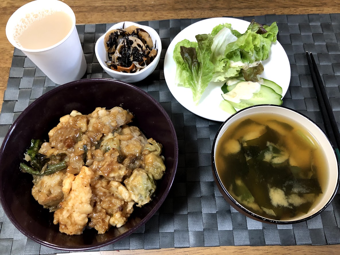 2月23日日曜日、Ohana朝食「天丼、ひじき煮、サラダ（サニーレタス、きゅうり）、マミー」