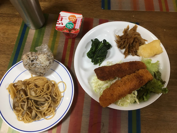 6月1日土曜日、Ohana夕食「イカフライ、いか天ぷら、線キャベツ、ほうれん草のおひたし、ごぼうきんぴら、パスタ、おにぎり」