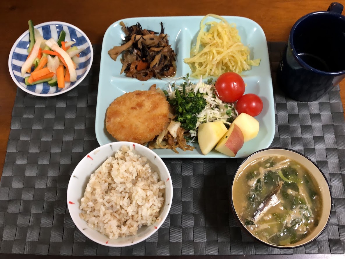 3月8日日曜日、Ohana朝食「ハムカツ、千切りキャベツ、スプラウト、トマト、焼きそば、ひじき煮、カレーもやし、浅漬け（人参、きゅうり、セロリ）、みそ汁（ほうれん草、えのき）、リンゴ」