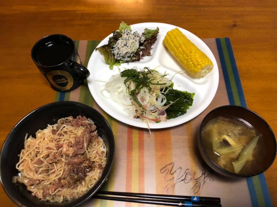 7月5日金曜日、Ohana夕食「プルコギ丼、鰹ののっけ盛り、刺身わかめ、ひじきとブロッコリーの白和え、ゆでとうもろこし、味噌汁（茄子）」
