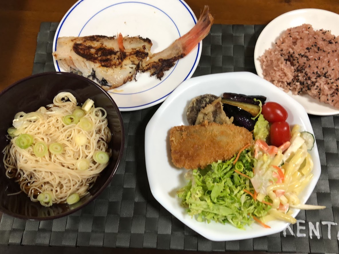 3月20日土曜日、Ohana夕食「赤飯、赤魚の粕漬け、鯵フライ、椎茸、茄子の素揚げ、マカロニサラダ（ミニトマト、線キャベツ）、素麺」