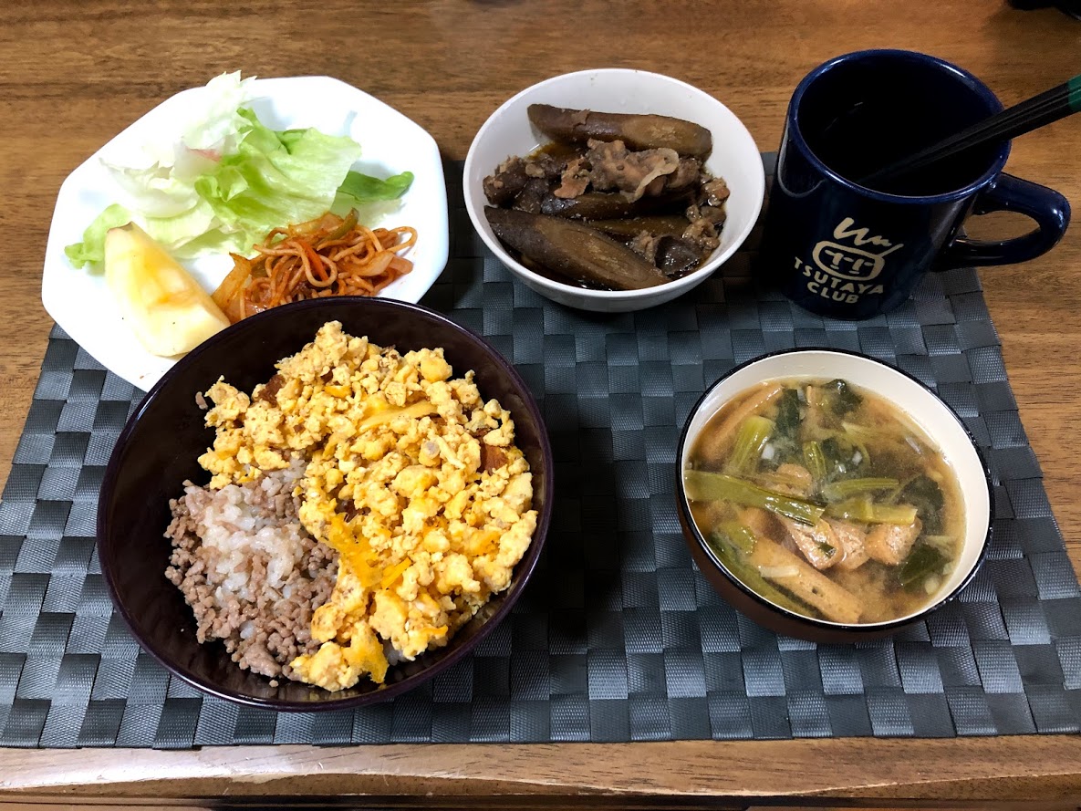 1月19日日曜日、Ohana朝食「卵そぼろ丼、サラダパスタ添え、リンゴ1/7カット、ごぼうと豚肉の時雨煮、」
