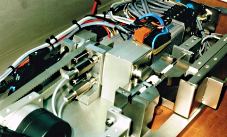 Assemblage semi-automatique de rasoirs oculaires (détail intérieur)
