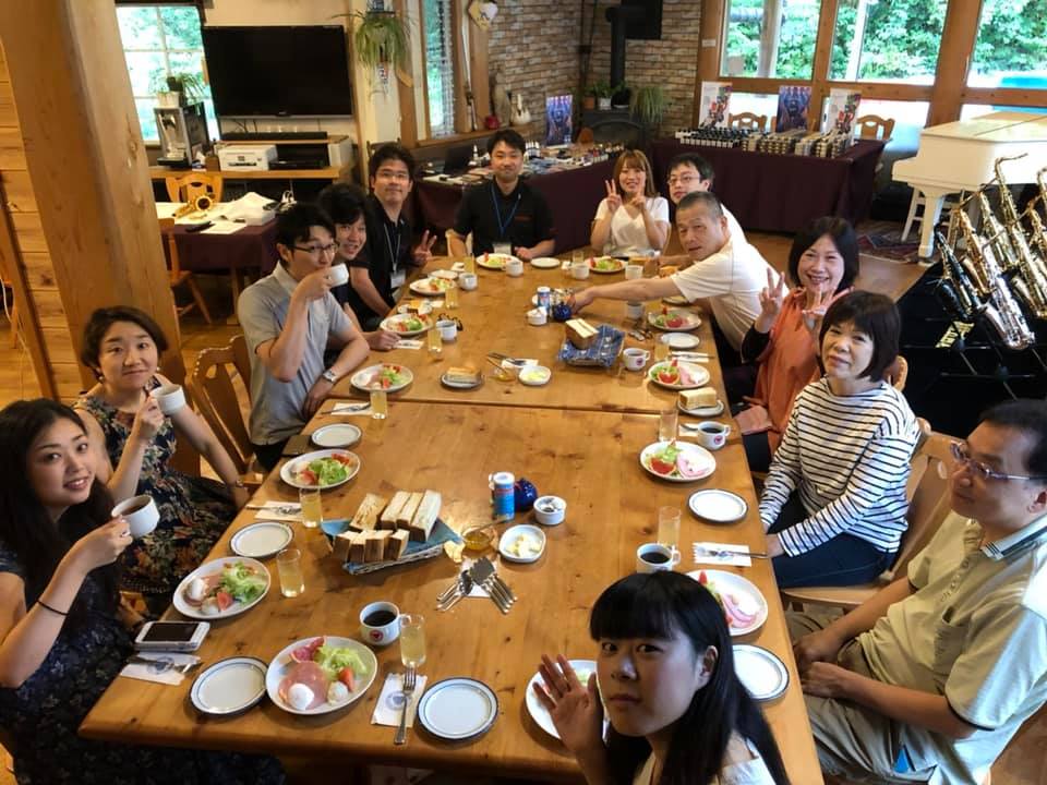 同じ釜の飯を食うことで