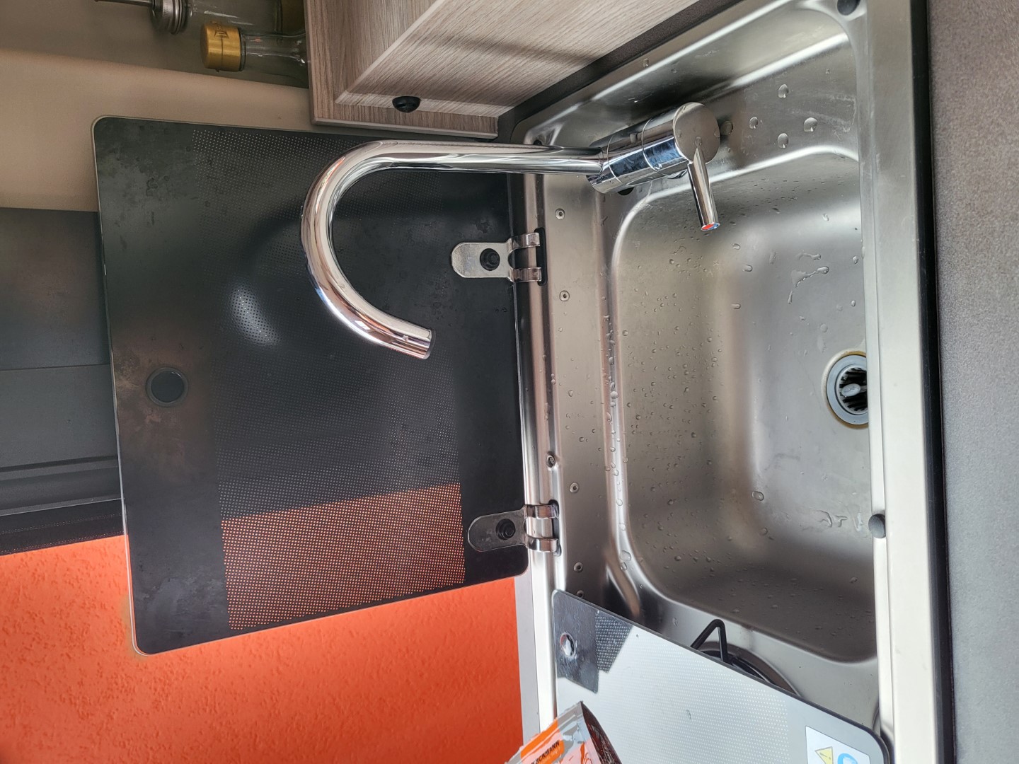 Ein neuer Wasserhahn für die Spüle