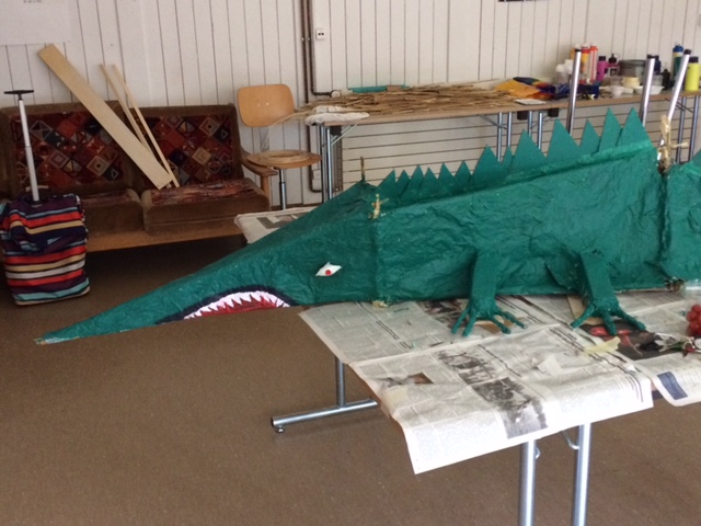 Huge lezard, created by a girl in a class of students arrived after a flight without family