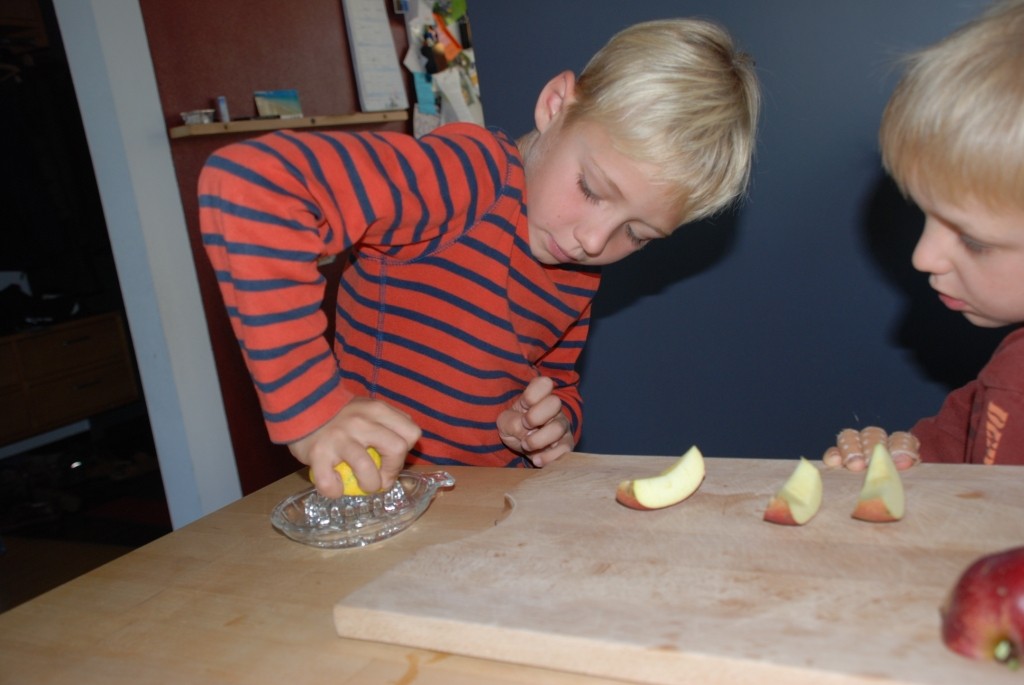 Warum Schwimmt Ein Apfel Warum wird ein Apfel braun? - Nela forscht - Naturwissenschaft für Kinder