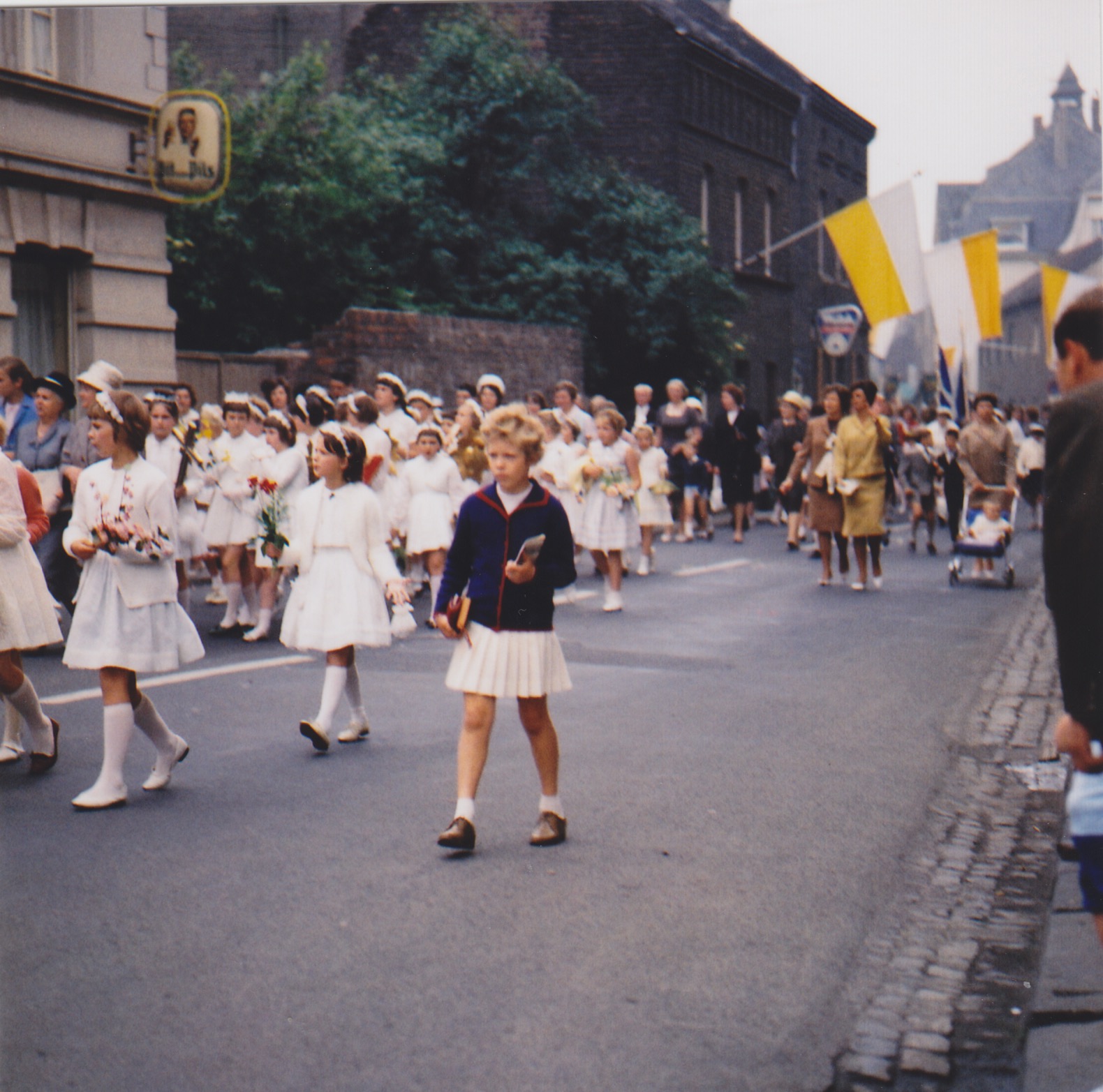 Prozession an Fronleichnam, kurz vor der Rückkehr zu St. Josef, 1963