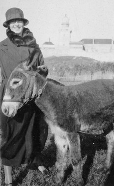Photo of Belle Leader in her Christmas Card to the Sidgwicks 1924
