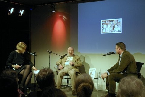 Coco Schumann, Caroline Gille und Niels Schröder im Gespräch bei der Buchvorstellung von „I got Rhythm" - das Leben der Jazz-Legende Coco Schumann im Kulturkaufhaus Dussmann in Berlin.