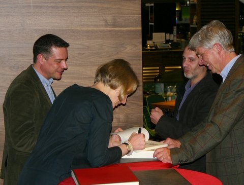 Caroline Gille und Niels Schröder signieren die Graphic Novel „I got Rhythm."