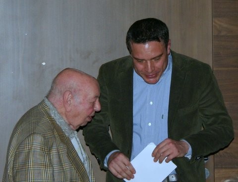 Coco Schumann und Niels Schröder nach dem gemeinsamen Gespräch auf der Bühne des Kulturkaufhauses Dussmann.