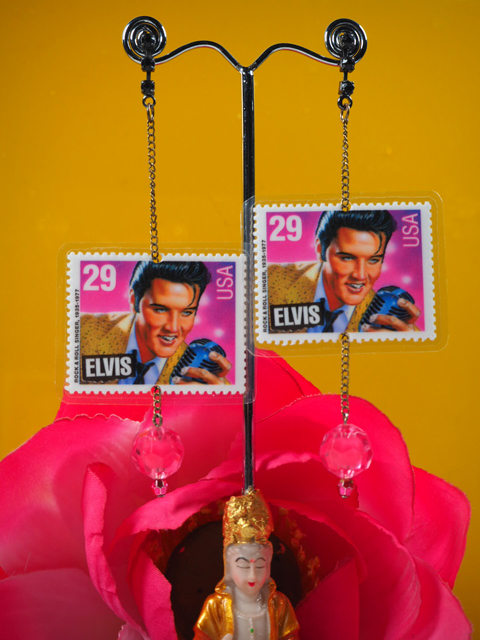 Elvis / Briefmarken mit Portrait des Rock´n Roll Stars an langer Kette