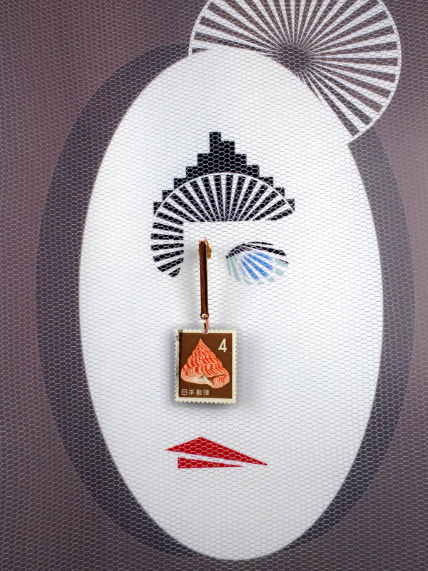 Seeluft / Briefmarken mit Muschelmotiv an goldfarbenem Stil