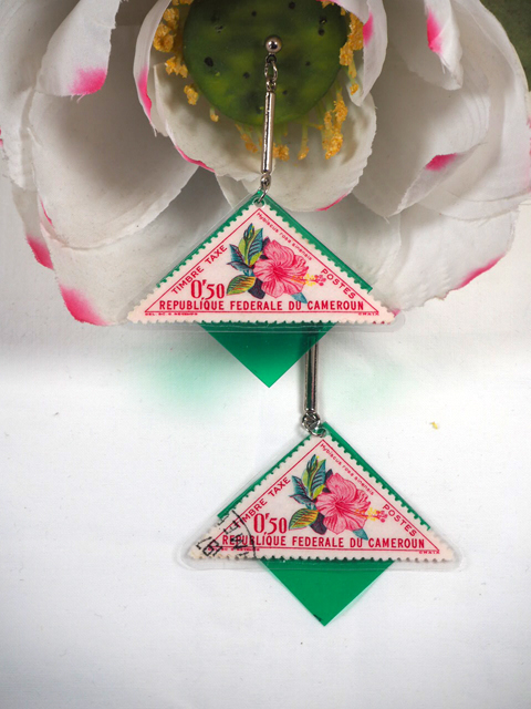 Blumengruß / dreieckige Briefmarken mit rotem Blumenmotiv grün unterlegt