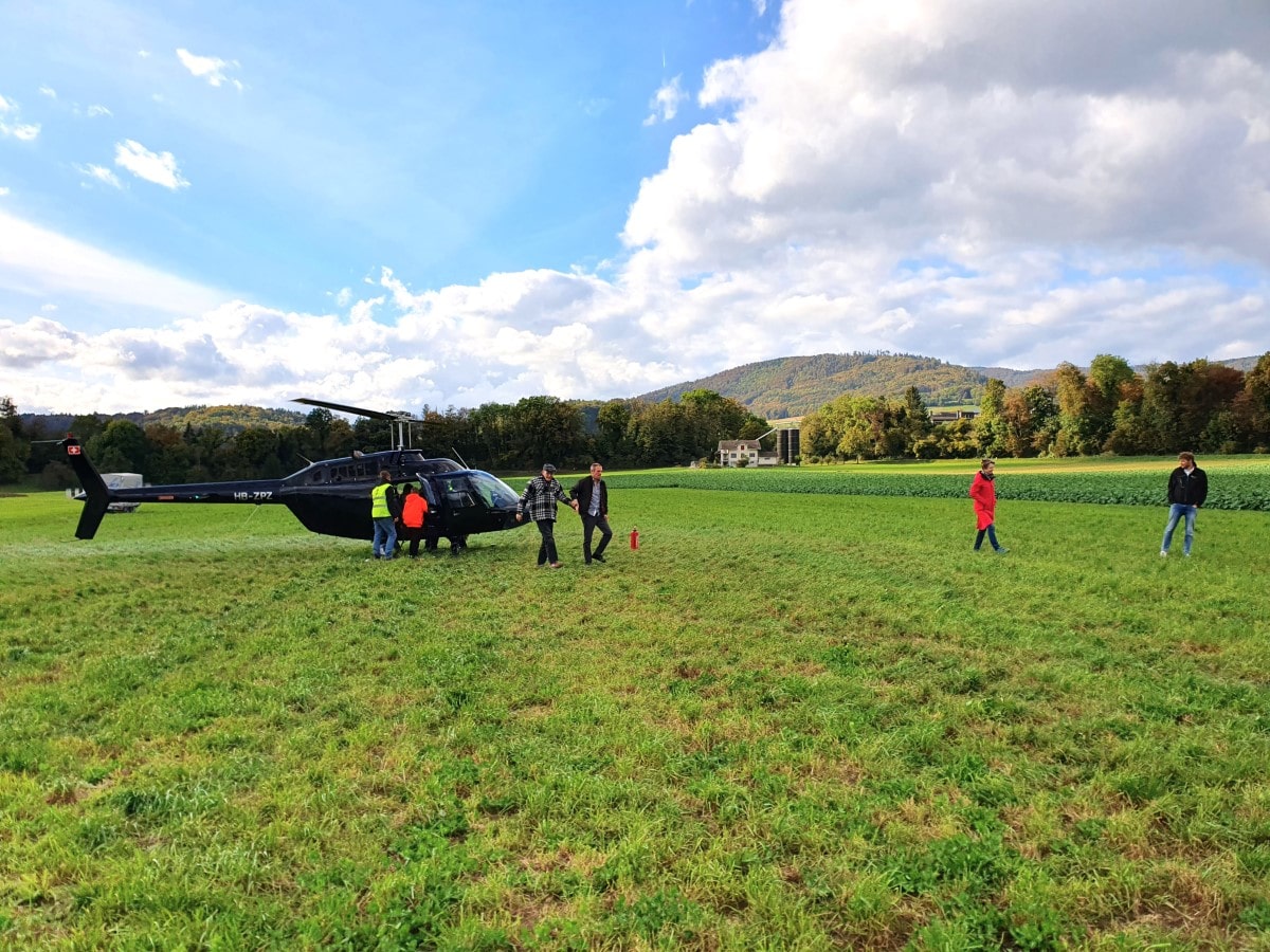 erzpo2023 Erlinsbach, 850 years Speuz, Scenic Flight Events, helicopter flying cheap, Bell 206 Jet Ranger, HB-ZPZ, passenger change