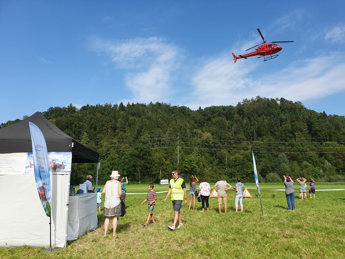 Dorffest Wila 2023, Rundflugtage, Helikopterrundflug, AS 350 B2 Ecureuil, HB-ZPF, Heli im Abflug, Helikopterflug günstig