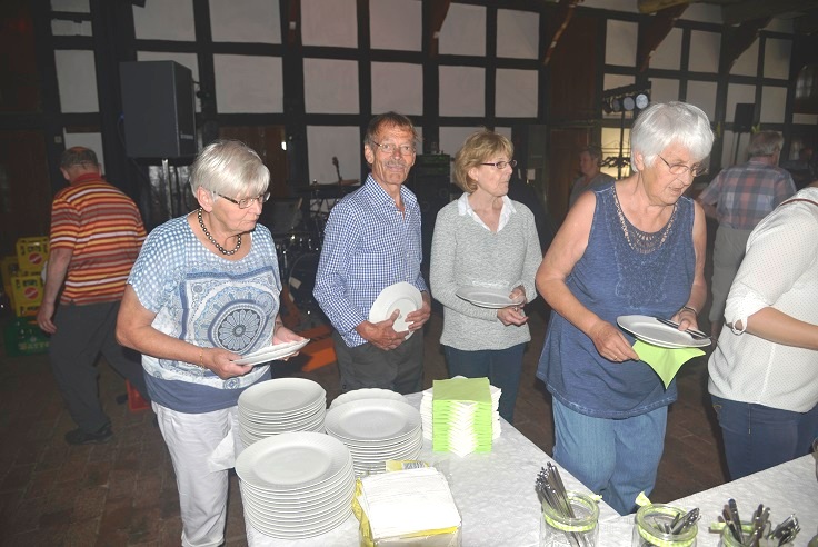 Kaffee und Kuchen gab´s - und später wurde gegrillt