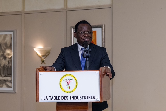 RSE- Le Ministre de l’Industrie et du Commerce reçoit du SPIS des rapports RSE d’entreprises labellisées