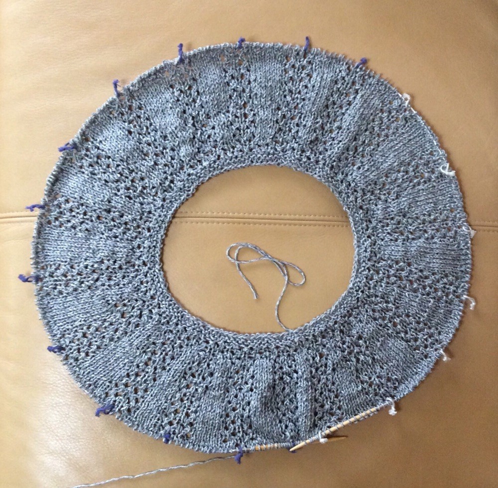 見る…編物デザイン1000ヒント 糸キット「ディープブルーのサイドオープンアランベスト」B50-01